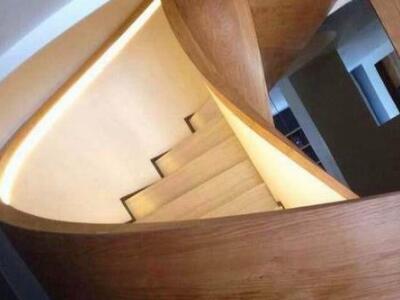 木纹弧形铝单板定制室内楼梯造型双曲铝单板